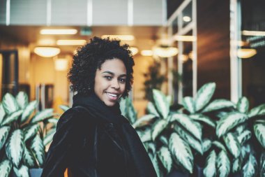 Gülümseyen Brezilyalı kız ile bitkiler kapalı