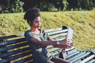 Tablet pc Park ile genç siyah neşeli erkek