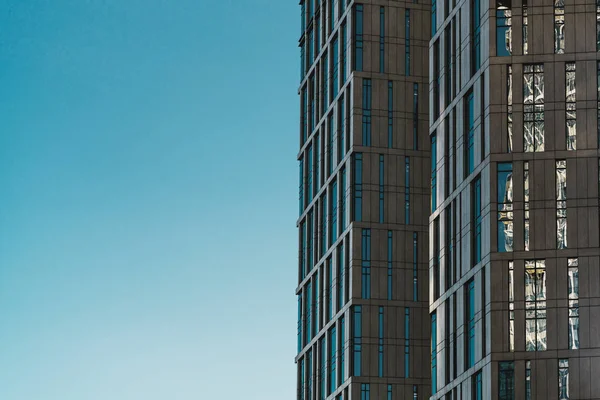 Fragmento de uma fachada de arranha-céus moderna com o céu — Fotografia de Stock