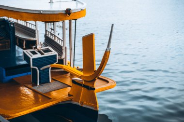 Renkli ahşap balıkçı teknesi ve okyanusun sağdaki tiller; güneşli bir iskeleye demirlemiş bir dalış ile odak üzerinde sarı dümen için boş bir deniz beden