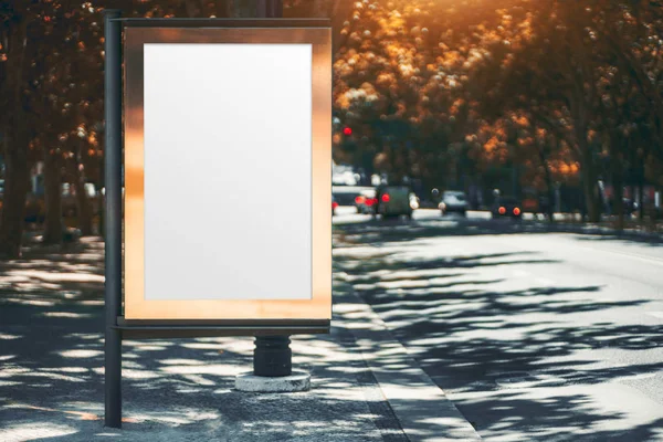 Una maqueta de póster vacía cerca de una carretera — Foto de Stock