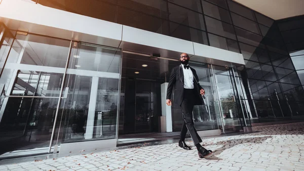 Un negro elegante saliendo de un edificio — Foto de Stock