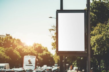 Yol kenarında boş pankart maketi