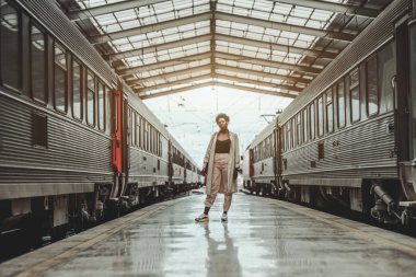 Demiryolu platformunda siyah bir kız