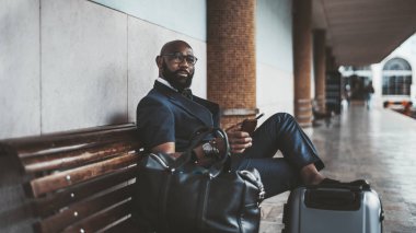 Bir platformdaki Afrikalı işadamı