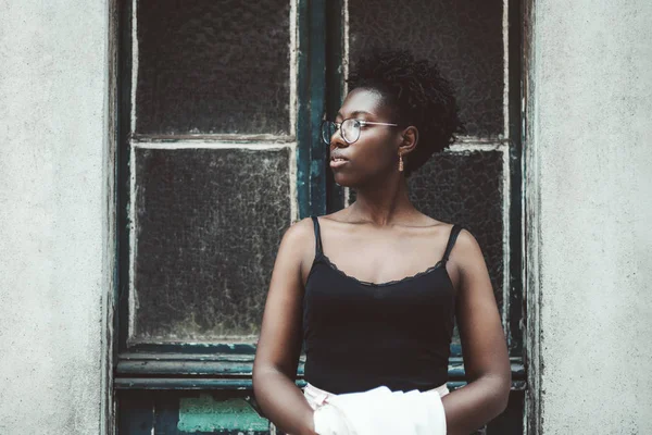 Retrato de chica africana cerca de una puerta —  Fotos de Stock