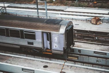 Leylak tren vagonu dışarıda bir depoda.