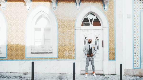 An elegant African man near a facade — Stock Photo, Image