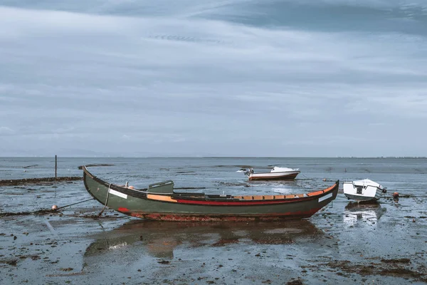 Starý rybářský člun, u řeky — Stock fotografie