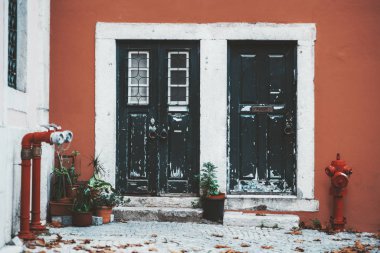 İki kapılı antika cephe