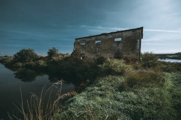 Zchátralý opuštěný dům a rybník — Stock fotografie