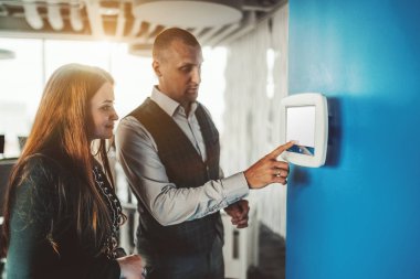 İş ortakları duvar aygıtı kullanıyor