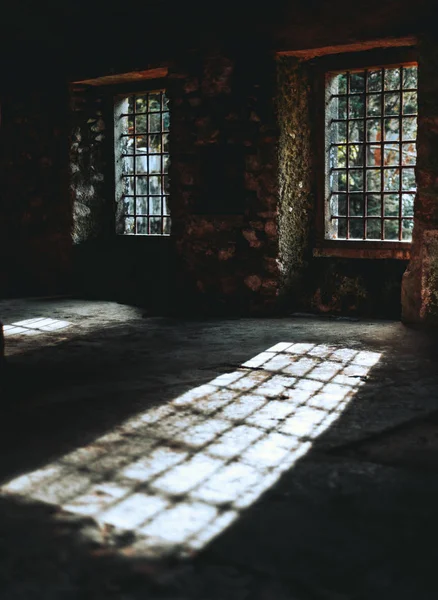 Interior de um antigo quarto abandonado — Fotografia de Stock