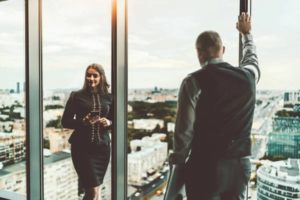 Twee zakenpartners bij het raam — Stockfoto