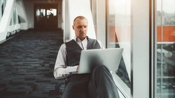 Man entreprenör med en netbook — Stockfoto