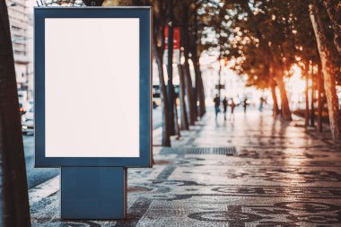 Açık havada, boş bir bilgi posterinin döşeme kalıpları üzerine maketi