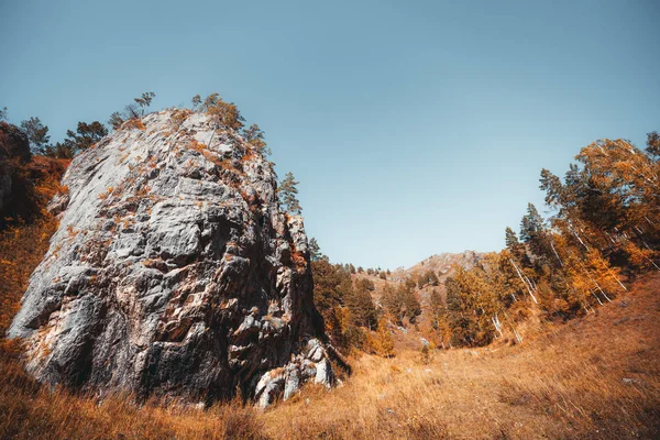 Осінній пейзаж зі скелястим скелею — стокове фото
