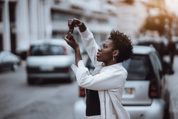 Black girl is taking pics outdoors — Stock Photo, Image