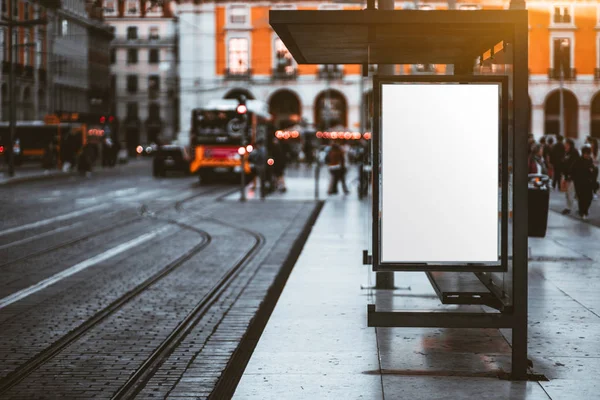 Reklam panosu olan bir tramvay durağı. — Stok fotoğraf