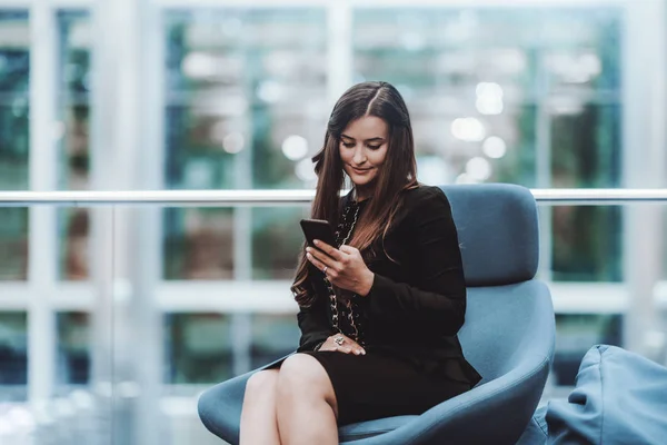 Una donna d'affari che usa il suo smartphone — Foto Stock