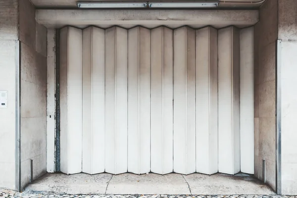 Garaje Puertas Metálicas Cerradas Entrada Textura Con Líneas Abanico Verticales — Foto de Stock