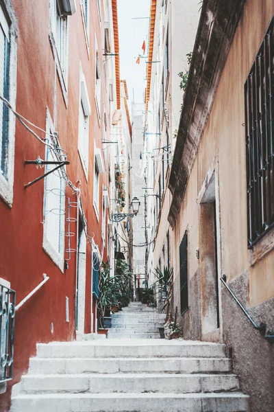 Vista Vertical Largo Ângulo Uma Rua Típica Portuguesa Estreita Num — Fotografia de Stock