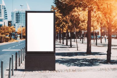 Şehir yolu yakınlarındaki kentsel ortamlarda boş bir reklam panosunun maketi; ara sokaktaki kaldırımda boş bir dikey sokak afişi; otoban yakınındaki bir açık hava poster sahibi maketi