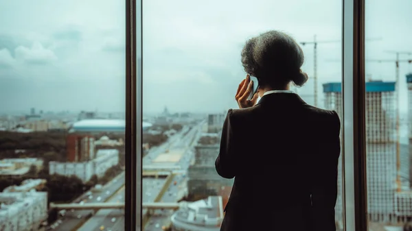 Utsikt Bakifrån Över Kvinnlig Entreprenör Som Talar Telefon När Han — Stockfoto