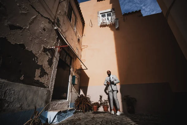 Typické Staré Portugalské Nádvoří Starožitnými Domy Okny Verandou Elegantním Vousatým — Stock fotografie