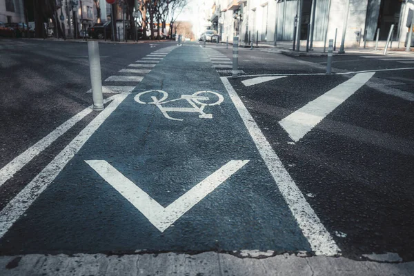 Breed Uitzicht Een Moderne Stedelijke Weg Met Fietsmarkering Een Blauw — Stockfoto