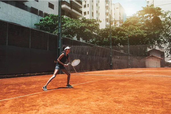 아프리카 미국인 트레이닝 코트에서 테니스를 라켓을 테니스 구부릴 준비가 스포츠 — 스톡 사진