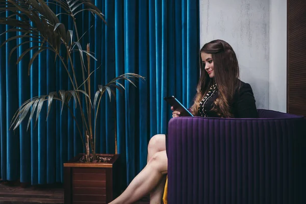 Успешная Уверенная Латиноамериканка Длинными Волосами Сидит Современном Фиолетовом Кресле Использует — стоковое фото