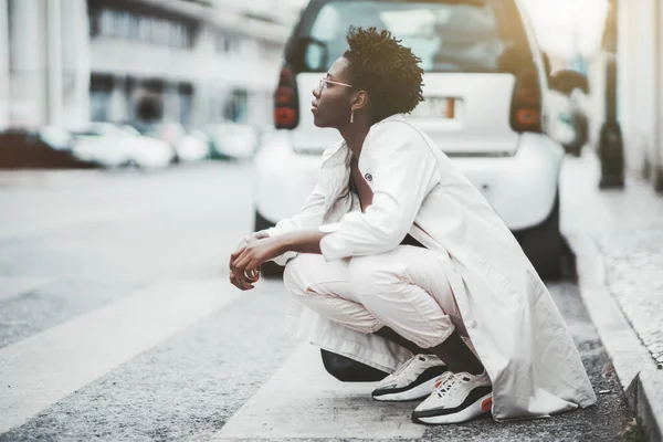 Una Encantadora Chica Negra Con Gafas Una Capa Blanca Agacha —  Fotos de Stock