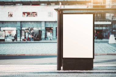 Otobüs durağının dışında boş reklam panosu modeli; toplu taşıma istasyonunda boş bir afiş şablonu; yol kenarında bir bilgi posterinin beyaz, katı bir sokak sahibi