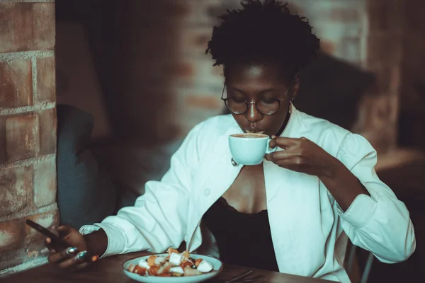 Empresária Africana Elegante Encantadora Está Tomando Brunch Café Com Uma — Fotografia de Stock