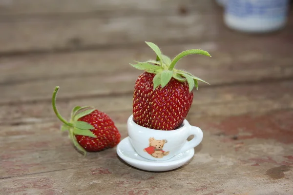 Erdbeeren in einer kleinen Tasse — Stockfoto