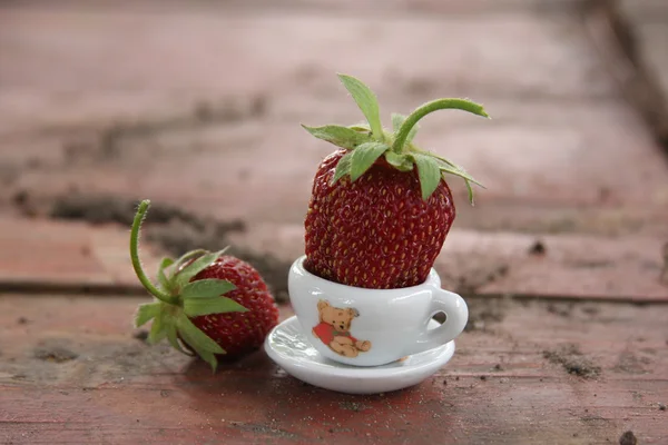 Aardbeien in een klein kopje — Stockfoto