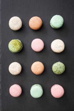 desen renkli macaroons ile 