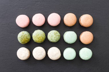 desen renkli macaroons ile 