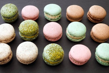 desen renkli macaroons ile 