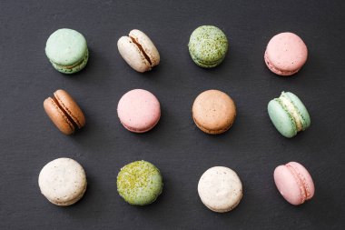 desen renkli macaroons ile 