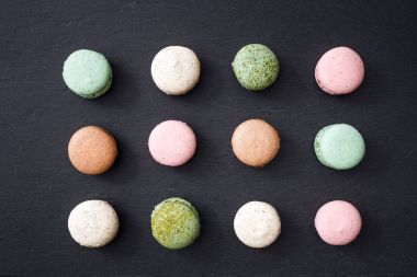 desen renkli macaroons ile 