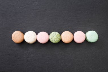 desen renkli macaroons ile 