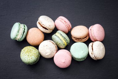 desen renkli macaroons ile 