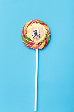 Lolipop mavi zemin üzerine