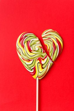 lolipop kırmızı zemin üzerine