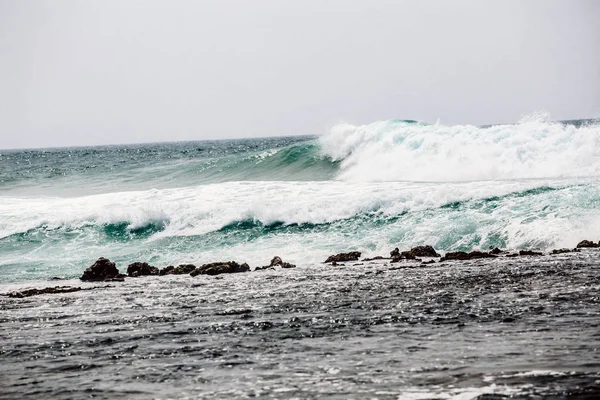 Большие океанские волны — стоковое фото