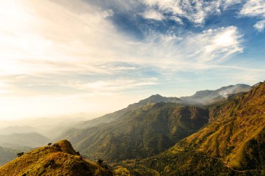 Adam'ın en yüksek Dağı'nda gündoğumu 