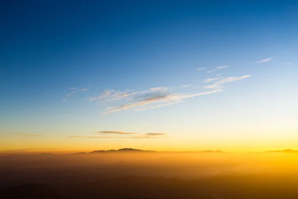 Lever de soleil sur la montagne du pic Adam — Photo