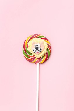 pembe bir arka plan üzerinde lolipop